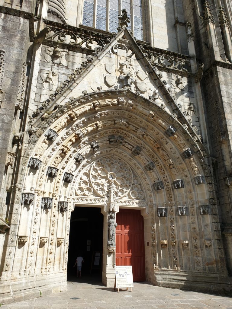 gable et grand portail cathédrale saint corentin quimper