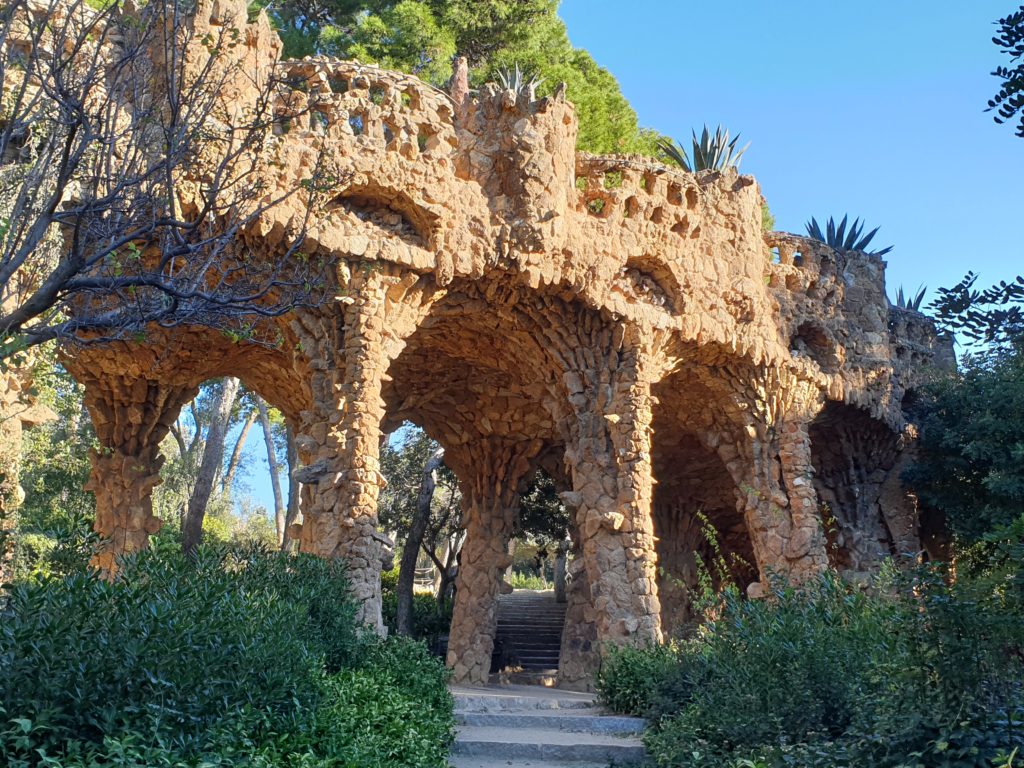 viaduc terre et béton jardin parc Guell Barcelone