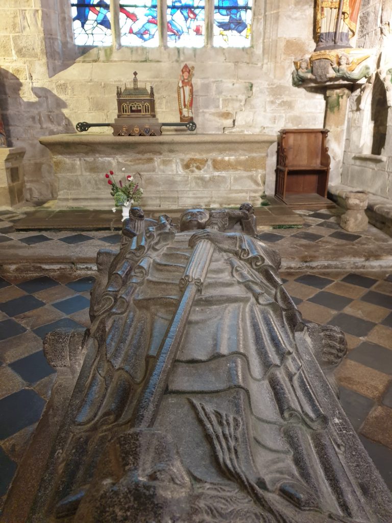 dalle funéraire  saint Ronan chapelle de Penity