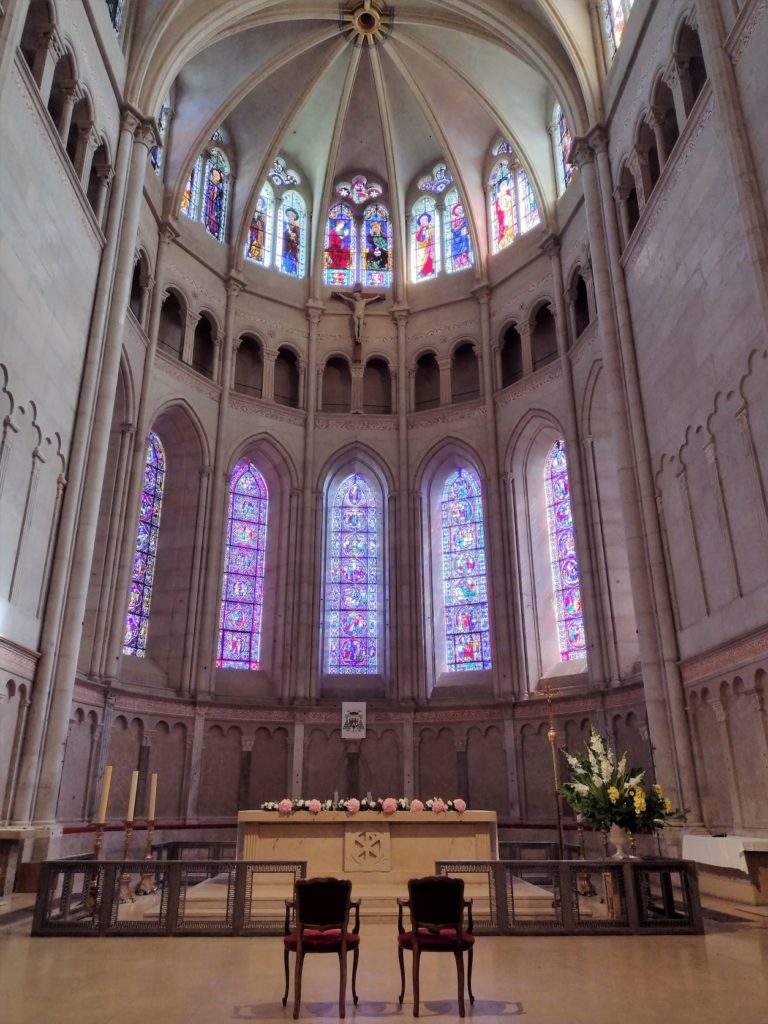 primatiale saint jean vitraux abside