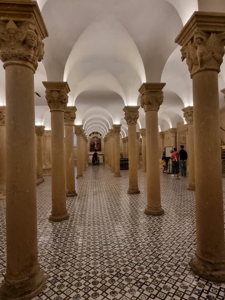 crypte 92 colonnes décoration zoomorphe