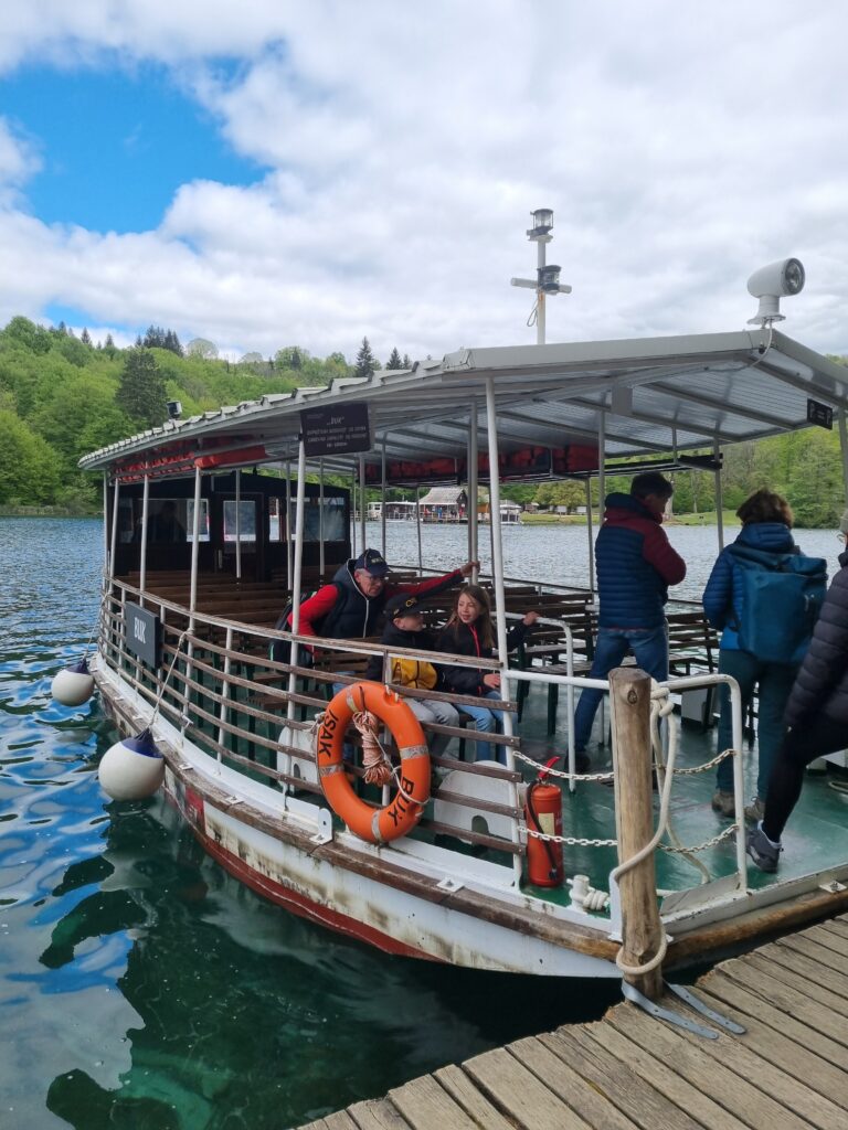 lacs de plitvice Croatie lacs inférieurs bateau électrique