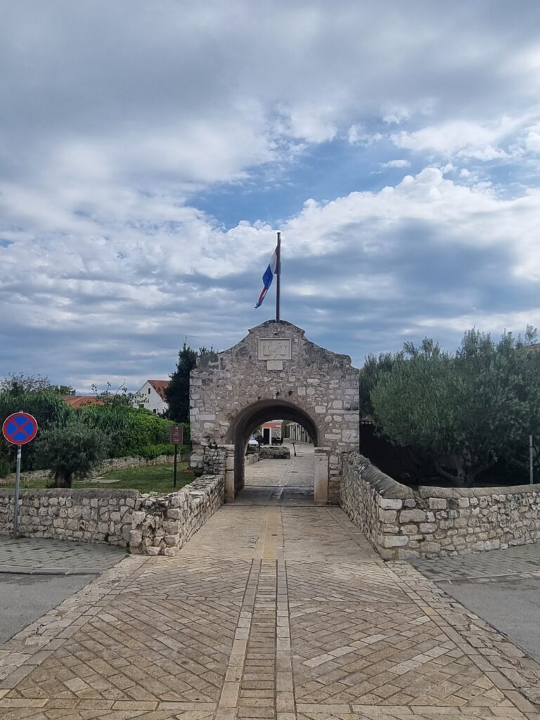 Nin Croatie cité médiévale porte